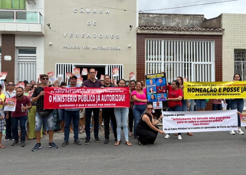 Deputado Georgeo Passos presente na manifestação dos concursados em frente à Câmara de Vereadores