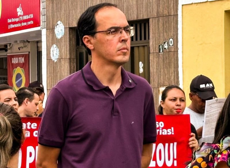 Deputado Georgeo Passos durante manifestação ao lado dos concursados