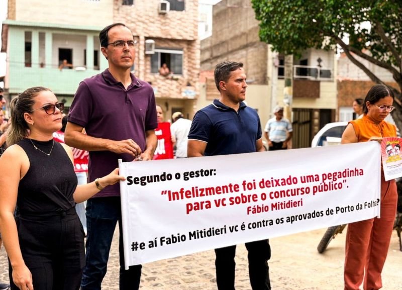 Cartaz dos concursados questionando o gestor municipal com presença de Georgeo