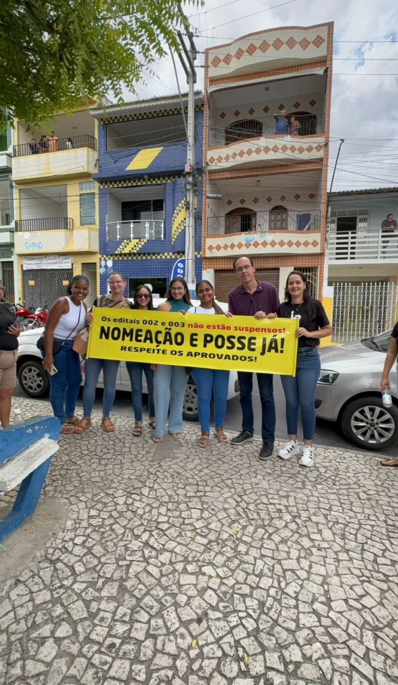 Manifestação com faixa Nomeação e Posse Já com presença do Deputado Georgeo