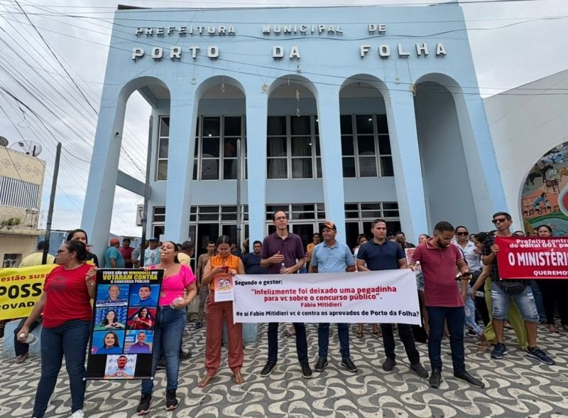 Manifestação dos concursados em frente à Prefeitura de Porto da Folha