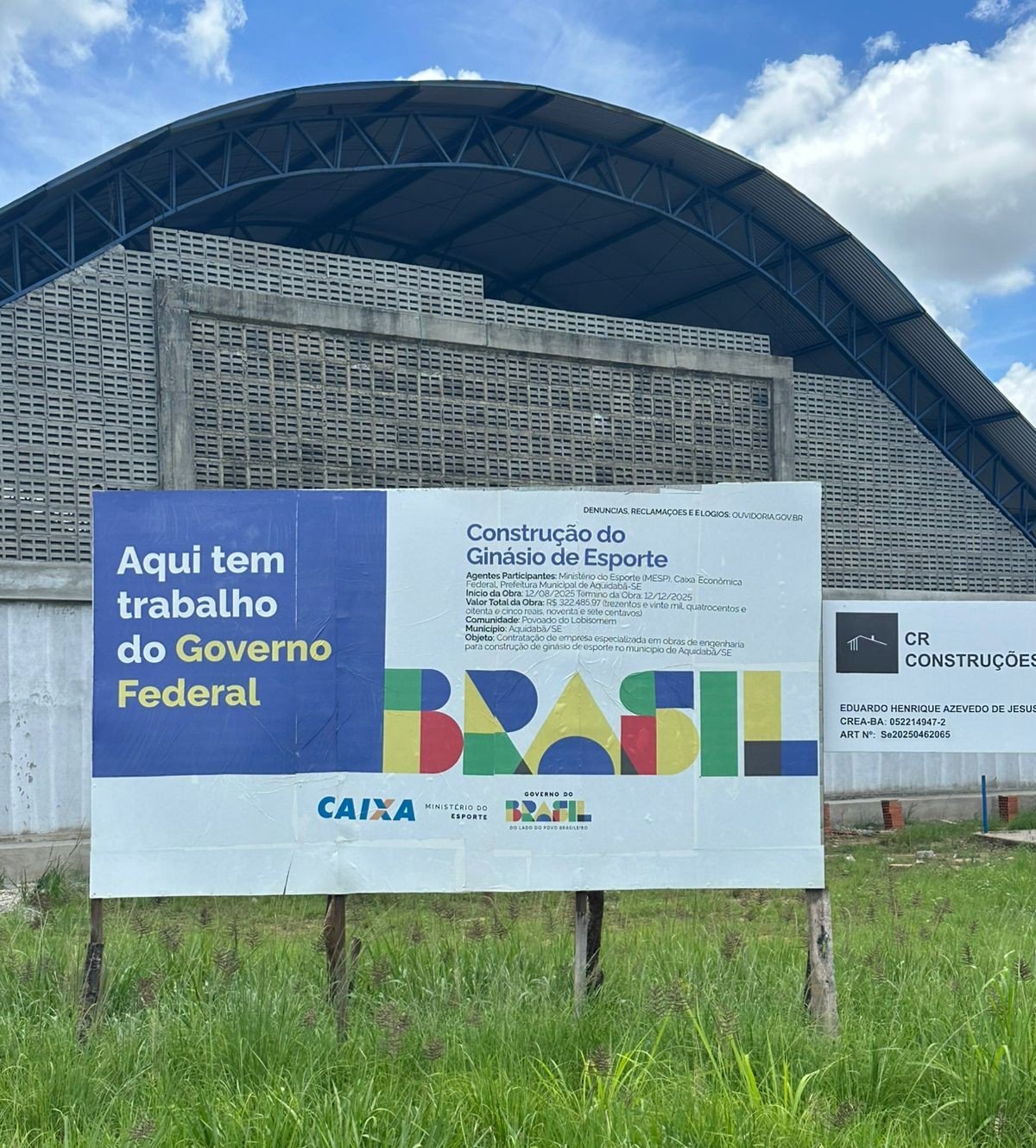 Ginásio inacabado com placa