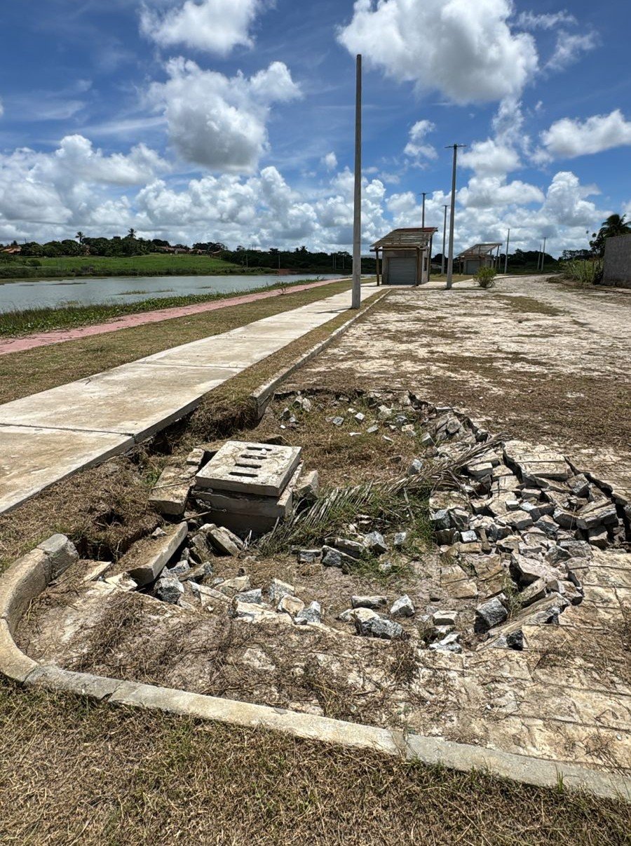 Calçada destruída na Orla