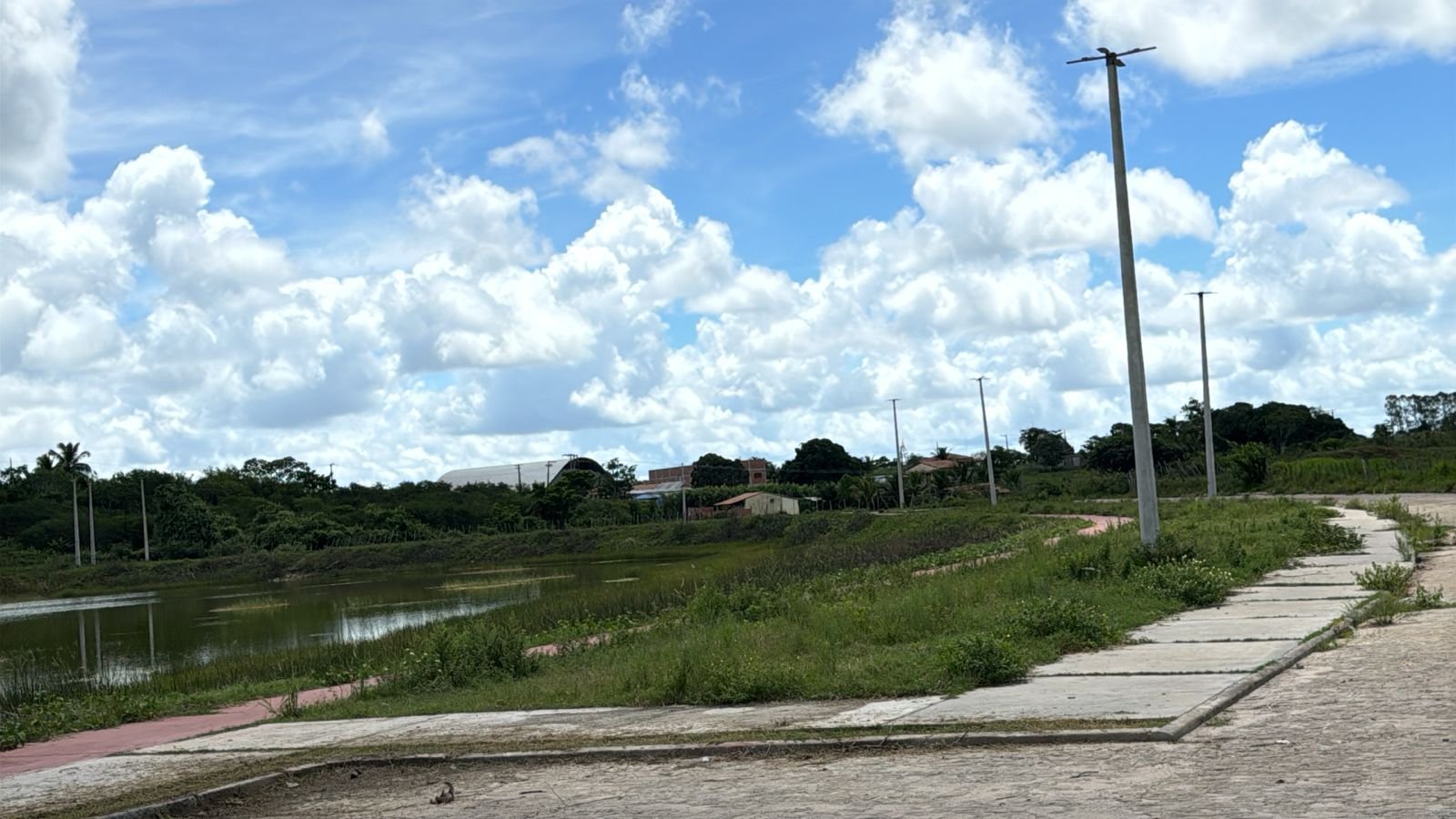 Vista da lagoa com obras inacabadas