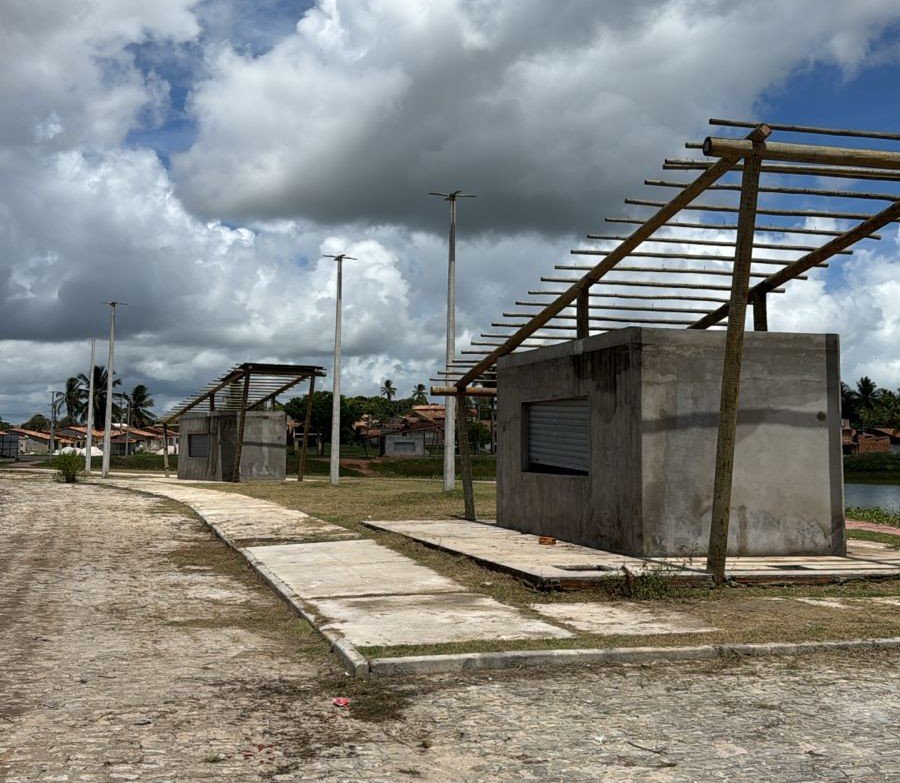 Quiosques abandonados na orla