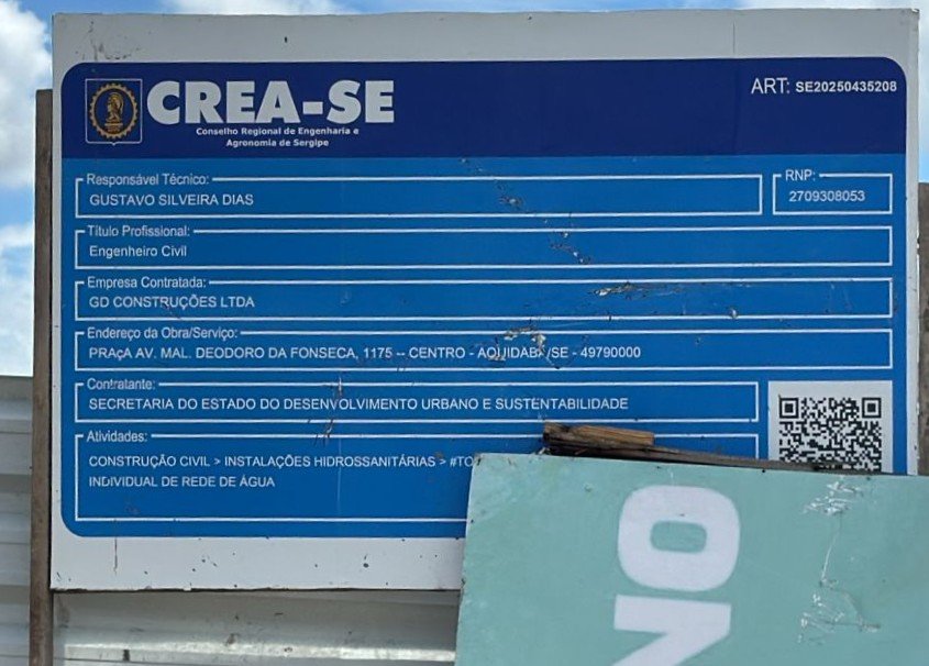 Placa CREA-SE da obra da praça