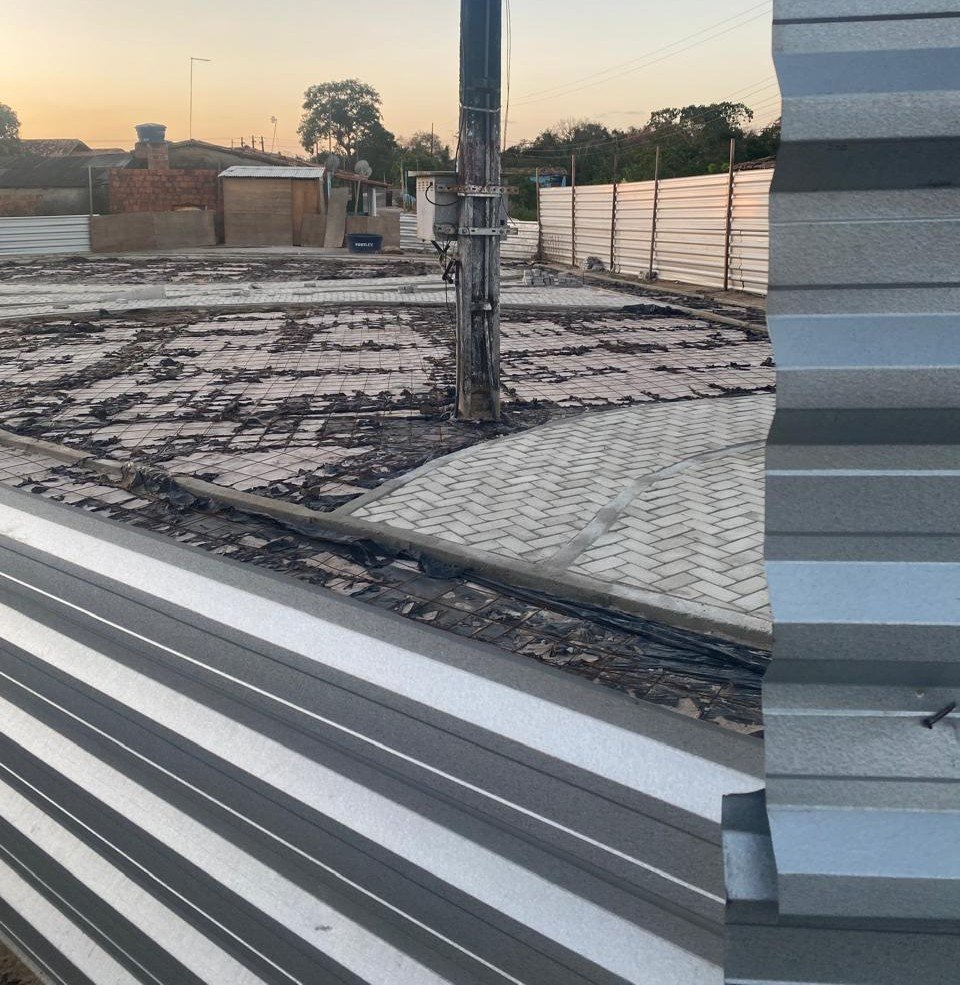 Área da praça inacabada