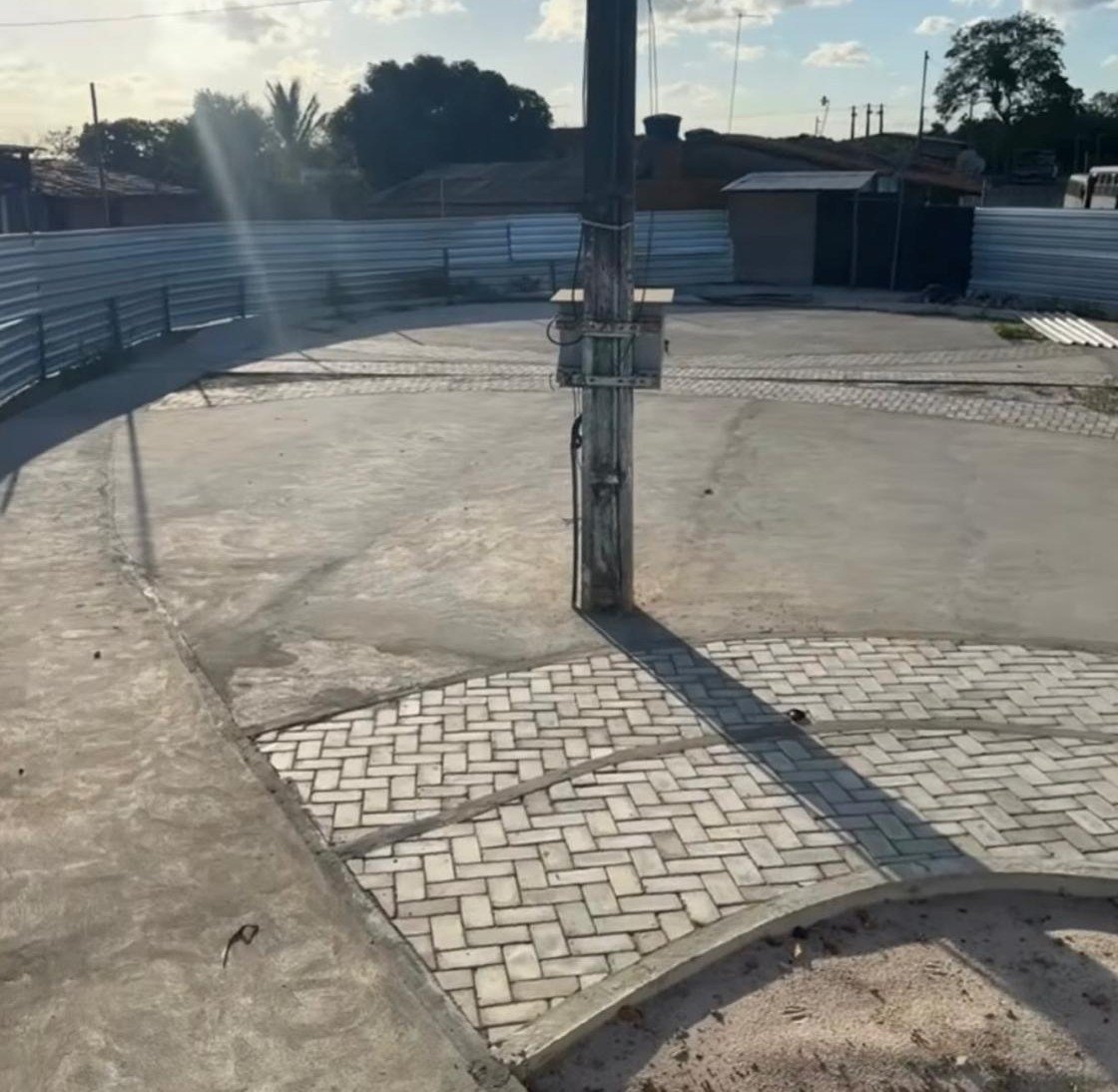 Piso danificado na obra