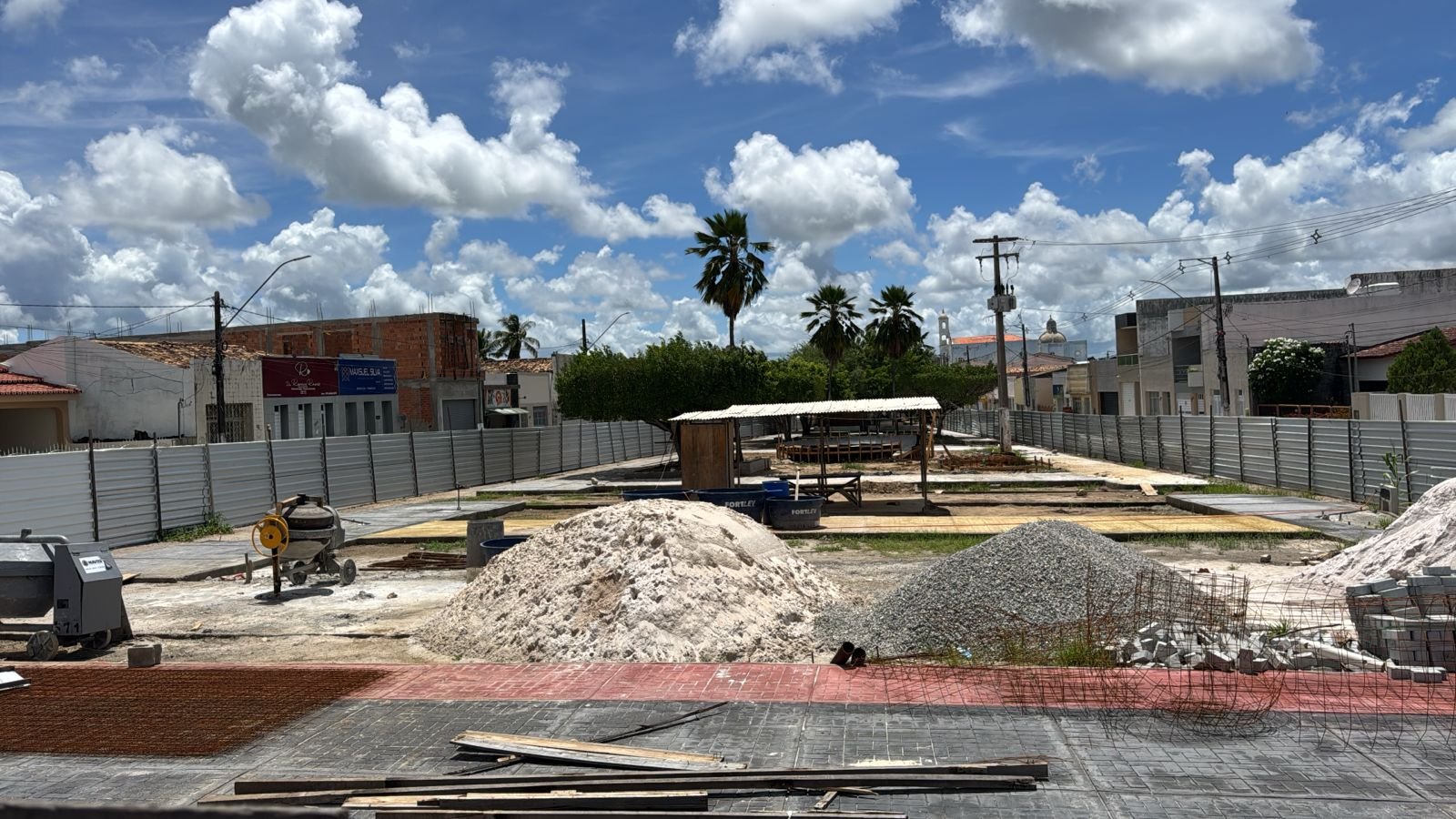 Vista geral da obra da praça