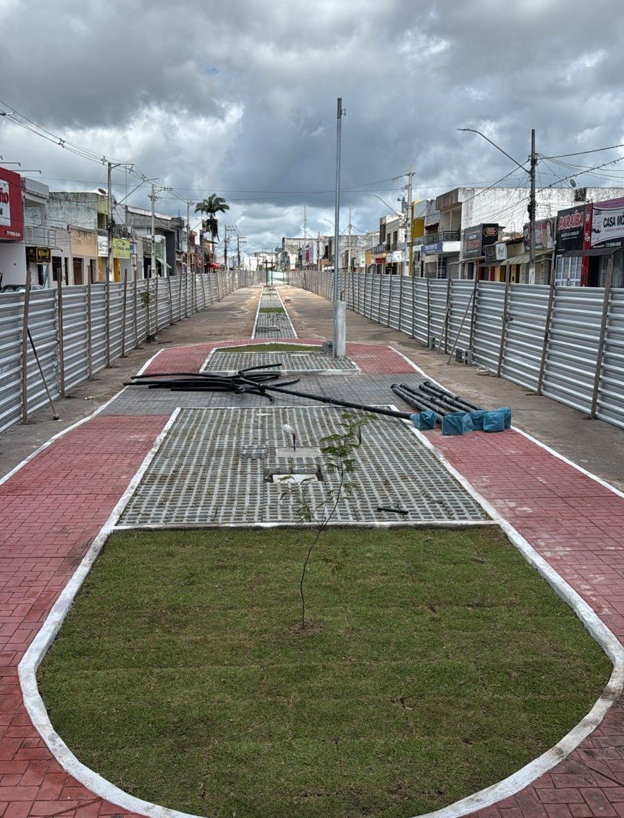 Praça inacabada com gramado