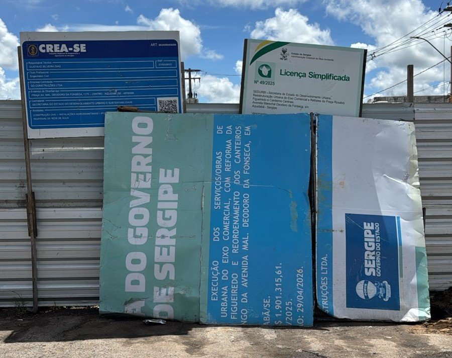 Placas derrubadas na obra