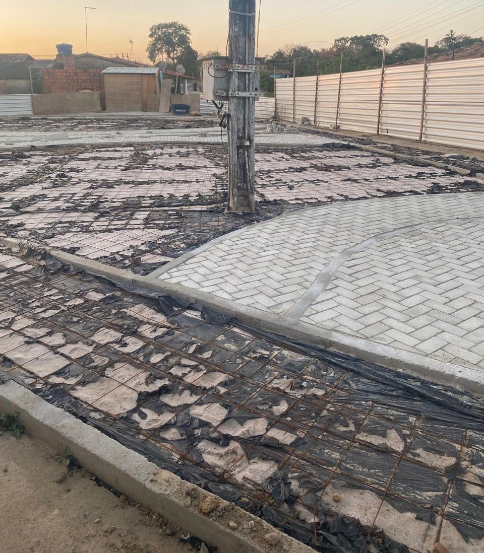 Piso deteriorado na praça